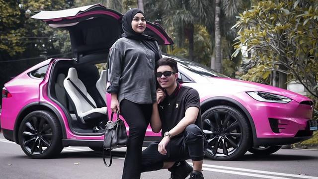Mobil Tesla Pink Atta-Aurel