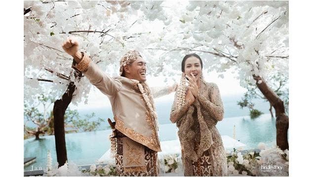7 Momen Pernikahan Estelle Linden di Bali, Romantis dengan Pemandangan Laut