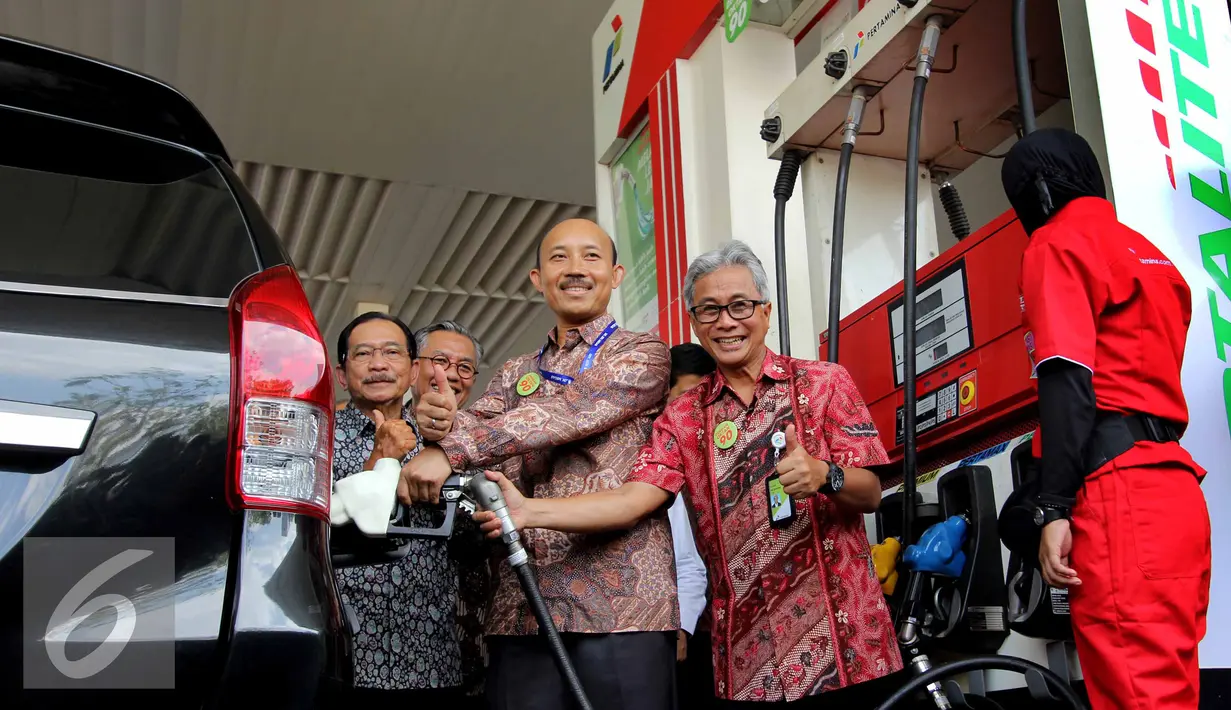 Dirjen Minyak dan Gas Bumi Kementerian ESDM IGN, Wiratmaja Puja (tengah) didampingi Dirut Pertamina, Dwi Sutjipto saat meluncurkan produk BBM baru jenis Pertalite SPBU Coco, Abdul Muis, Jakarta, Jumat (25/7/2015). (Liputan6.com/Helmi Afandi)
