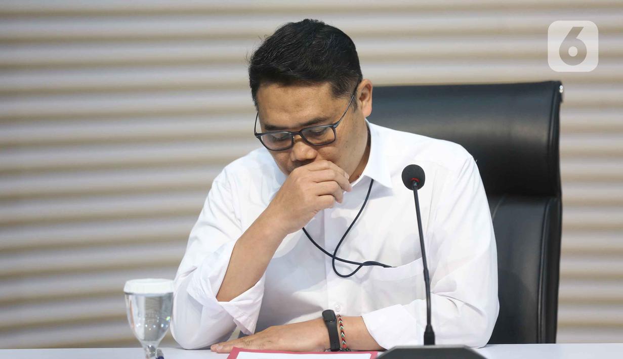 Deputi Bidang Penindakan dan Eksekusi Komisi Pemberantasan Korupsi (KPK), Asep Guntur Rahayu, mengatakan Syamsul Auliya Rachman selaku Bupati Cilacap memerintahkan Sadmoko Danardono sebagai Sekda untuk mengumpulkan uang yang akan digunakan untuk kebutuhan memberikan Tunjangan Hari Raya (THR) dalam rangka Hari Raya Lebaran Idul Fitri 1447 Hijiriah untuk pribadi dan pihak-pihak eksternal. Tampak dalam foto, Deputi Bidang Penindakan dan Eksekusi Komisi Pemberantasan Korupsi (KPK), Asep Guntur Rahayu saat memberi keterangan terkait Operasi Tangkap Tangan (OTT) terhadap Bupati Cilacap, Jawa Tengah, Syamsul Auliya Rachman, di Gedung Merah Putih Komisi Pemberantasan Korupsi (KPK), Jakarta, Sabtu (14/3/2026). (Liputan6.com/Helmi Fithriansyah)