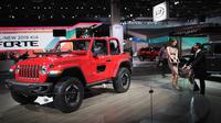 Fiat Chrysler Automobiles (FCA) memamerkan Rubicon Wrangler Jeep mereka di North American International Auto Show (NAIAS) di Detroit, Michigan, Senin, (15/1). Acara ini terbuka untuk umum mulai 20-28 Januari. (Scott Olson/Getty Images/AFP)