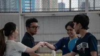 Ilustrasi anak muda mengikuti tren social fitness melalui aktivitas padel bersama teman.(foto:unsplash)