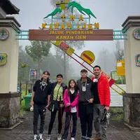Darius Sinathrya dan keluarga di Kawah Ijen (Instagram/dagnesia)