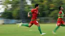 Timnas Indonesia U-23 kembali melakukan latihan di Lapangan Sutasoma Halim Perdanakusuma, Jakarta, Sabtu (23/5/2015). Tampak, gelandang timnas U-23, Evan Dimas Darmono (kiri) saat beradu cepat berlari. (Liputan6.com/Helmi Fithriansyah)