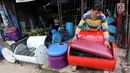 Pekerja sedang memasang bantalan kursi drum bekas di industri kecil Ali Kreatif, Parung Bogor, Selasa (30/1). Industri yang beromset 20 juta rupiah setiap minggunya juga memproduksi tempat sampah, lemari hingga meja. (Liputan6.com/Fery Pradolo)