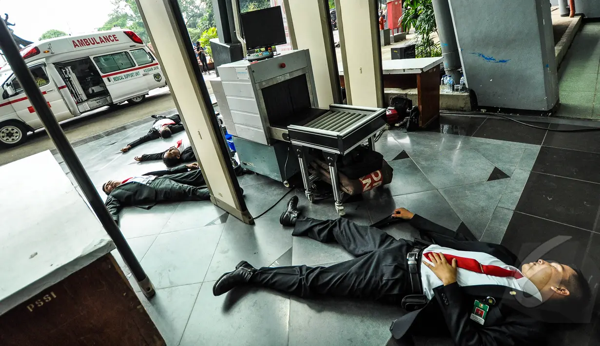 Suasana latihan gabungan pengamanan di Jakarta, Kamis (9/4/2015). Latihan gabungan bertujuan untuk melatih kesigapan  jelang KTT Asia-Afrika ke-60 di Jakarta dan Bandung. (Liputan6.com/Faizal Fanani)
