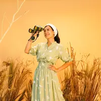 Karakter Simba pada Lion King bisa jadi pattern untuk Midi Dress yang unik. Tidak hanya motif dan model bajunya yang ditonjolkan, namun midi dress ini juga busui-friendly. Koleksi ini memiliki dua warna yang menjadi tren di tahun 2021 yaitu Sage Green dan Terracotta (Foto: hypefast)