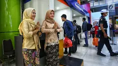 Petugas frontliner berpakaian tradisional menyambut calon penumpang di Stasiun Gambir, Jakarta, Minggu (21/4). PT KAI Daop 1 Jakarta mewajibkan petugas frontliner wanita dan pria mengenakan kebaya dan batik untuk menyambut Hari Kartini. (Liputan6.com/Johan Tallo)