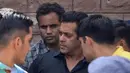 Bintang Bollywood, Salman Khan tiba untuk mendengarkan putusan di Pengadilan Rajasthan, India, Kamis (5/4). Salman Khan akan ditahan di penjara pusat Jodhpur setelah menjalani pemeriksaan kesehatan di rumah sakit setempat. (AP/Sunil Verma)