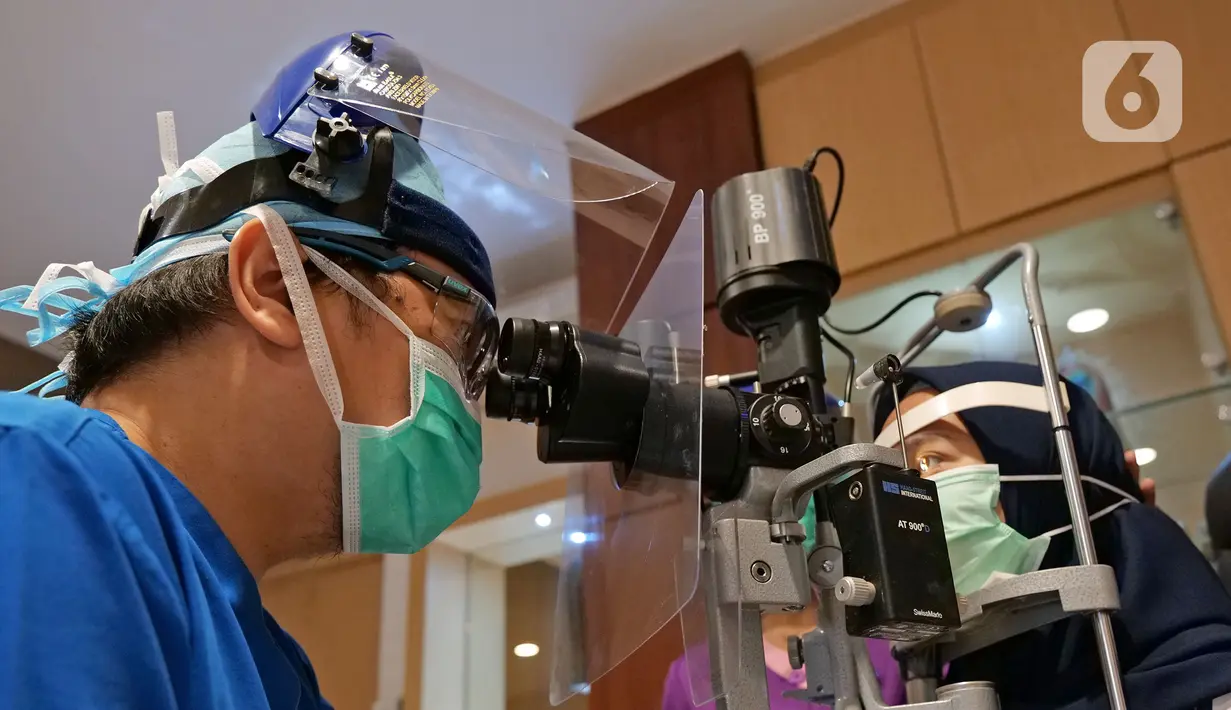 Dokter memeriksa mata pasien di RS Mata JEC @ Menteng, Jakarta, Kamis (16/7/2020). JEC memberlakukan protokol kesehatan selama pandemi COVID-19. (Liputan6.com/Herman Zakharia)