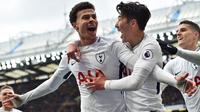 Gelandang Tottenham, Dele Alli, merayakan gol yang dicetaknya ke gawang Chelsea pada laga Premier League di Stadion Stamford Bridge, London, Minggu (1/4/2018). Chelsea kalah 1-3 dari Tottenham. (AFP/Glyn Kirk)