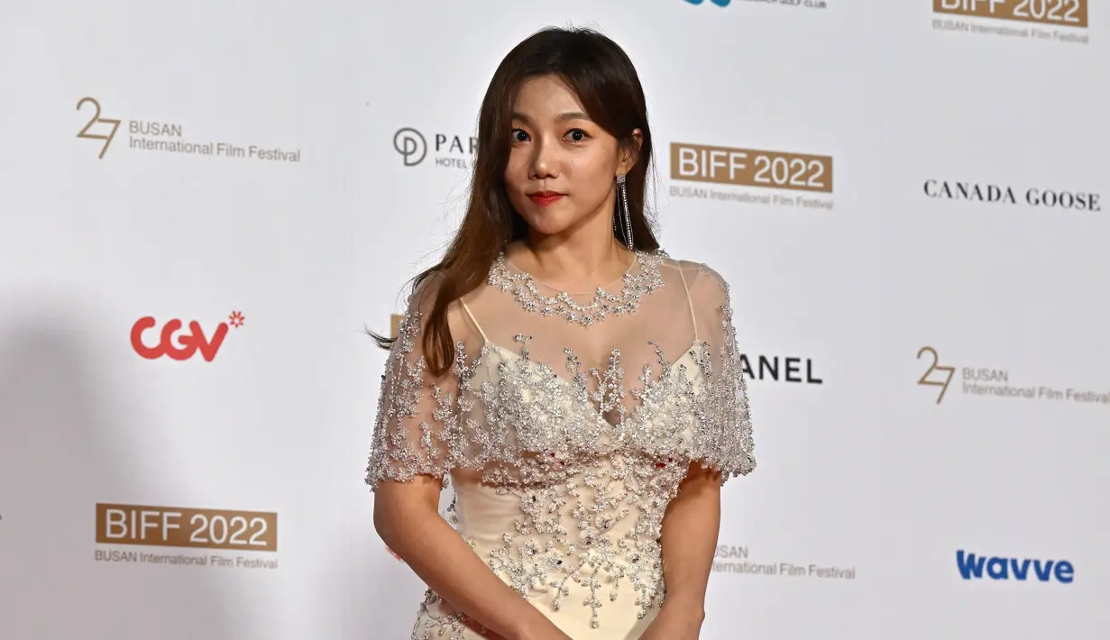 <p>Aktris Korea Selatan Lee Chae-young berpose di karpet merah saat upacara pembukaan Festival Film Internasional Busan (BIFF) ke-27 di Busan Cinema Center di Busan, Korea Selatan, Rabu, 5 Oktober 2022. Lee Chae-young tampil cantik dengan gaun berwarna putih. (AFP/Jung Yeon-je)</p>