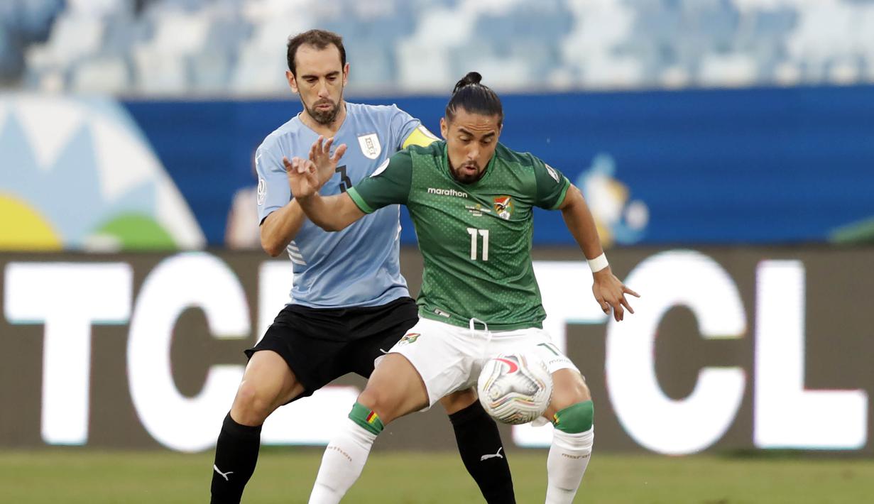 Bolivia memiliki peluang emas mencetak gol di menit 11. Sayang, bola tendangan Ramallo hanya bergulir tipis di sisi kanan gawang Uruguay. (Foto: AP/Andre Penner)