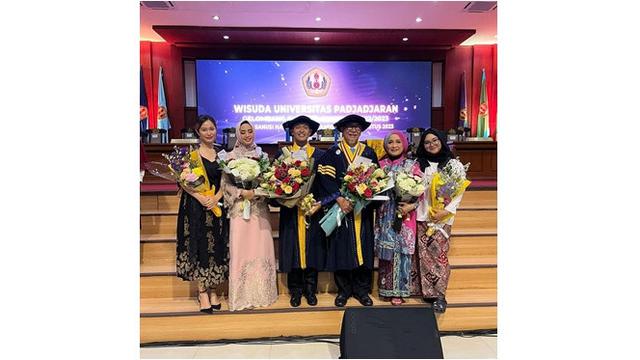 6 Potret Wisuda Deddy Mizwar Dapat Gelar Doktor di Unpad, Jadi Wisudawan Tertua