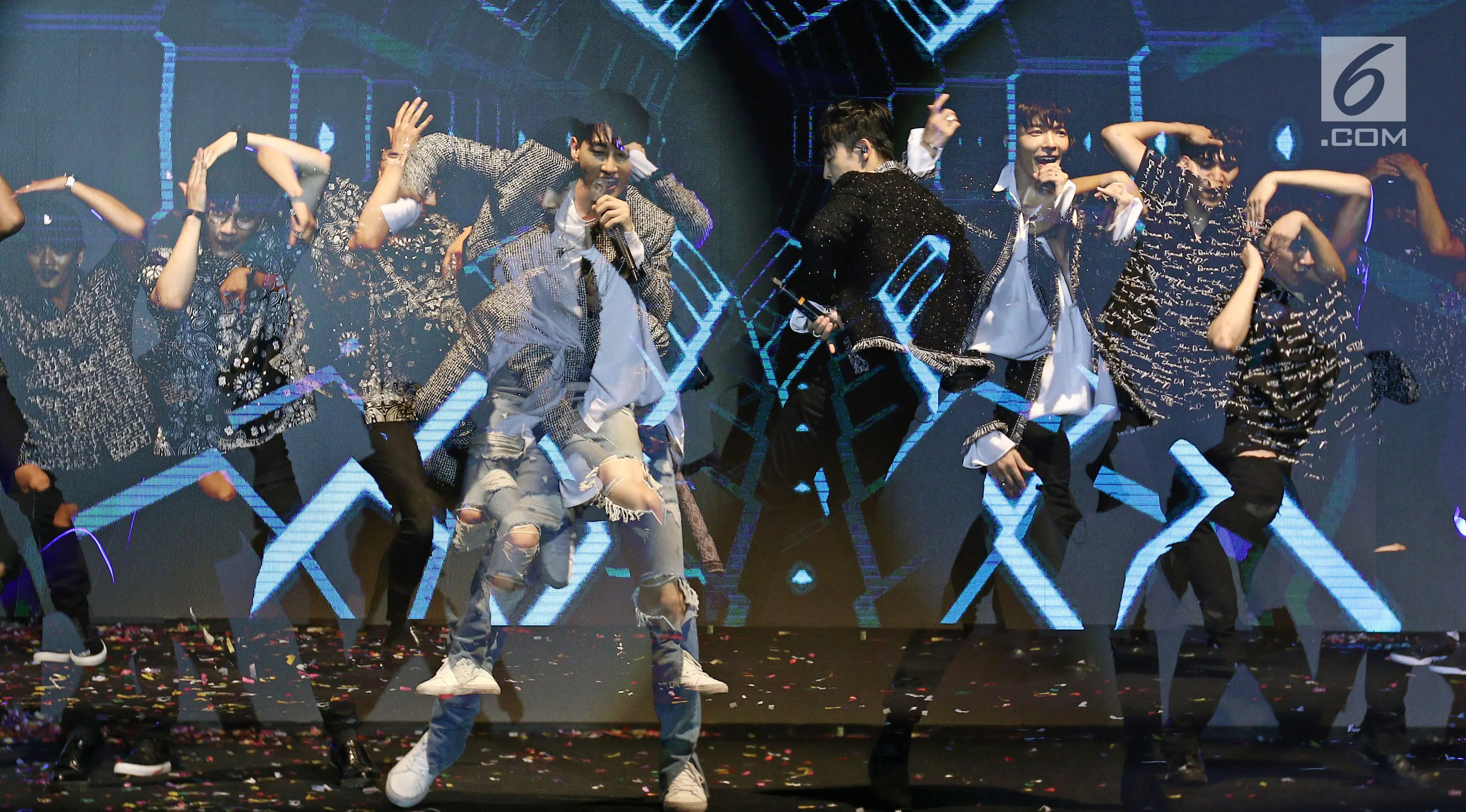 Penampilan Super Junior Donghae dan Eunhyuk saat Konser di Korea Brand Entertainment & Expo (KBEE) 2017 di Gandaria, Jakarta, Senin (4/9). Boyband Super Junior D & E membawakan 4 lagu dalam membuka KBEE 2017. (Liputan6.com/Herman Zakharia)