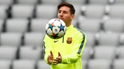 Penyerang Barcelona, Lionel Messi bermain dengan bola saat sesi latihan di Allianz Arena, Munich, Jerman (11/5/2015).  Barcelona akan menantang Bayern Muenchen di leg kedua semifinal Liga Champions. (Reuters/Michaela Rehle)
