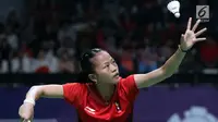 Tunggal putri Indonesia, Fitriani melakukan pukulan serve ke arah pemain India, Saina Nehwal di babak 16 besar Bulutangkis Tunggal Putri Asian Games 2018 di Istora Kompleks GBK, Sabtu (25/8). Fitriani kalah 6-21, 14-21. (Liputan6.com/Helmi Fithriansyah)