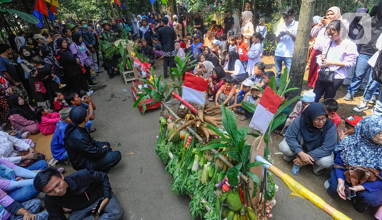 Warga berkumpul dekat hasil pertanian saat acara budaya sedekah bumi di Lembur Sawah, Mulyaharja, Bogor, Jawa Barat, Minggu (23/7/2023). (merdeka.com/Arie Basuki)