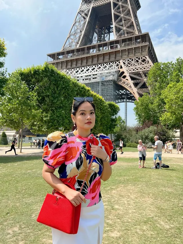 7 Potret Liburan Titi Kamal di Paris, Seru Bareng Sahabat