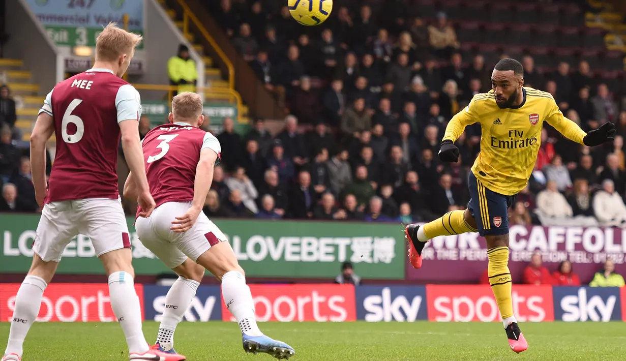 Pemain Arsenal Alexandre Lacazette (kanan) menyundul bola ke gawang Burnley pada pertandingan Liga Inggris di Turf Moor, Burnley, Inggris, Minggu (2/2/2020). Laga berakhir imbang tanpa gol. (Oli SCARFF/AFP)