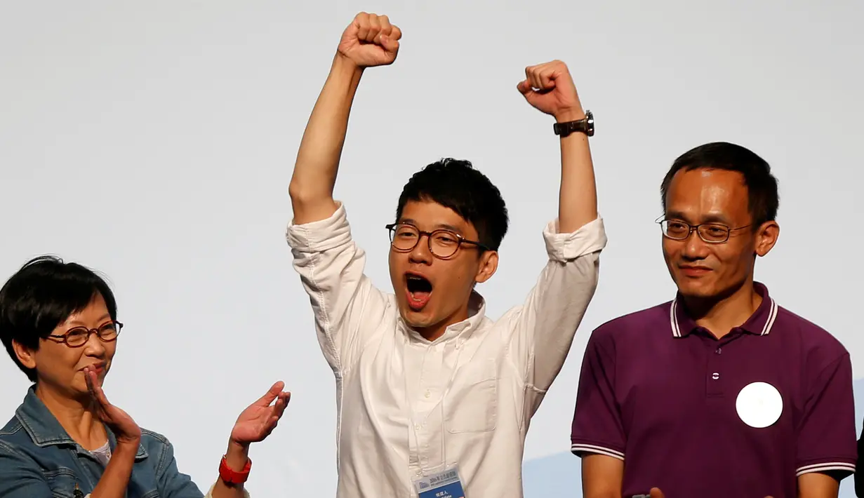 Ekspresi Nathan Law (tengah) usai mendapat kursi dalam pemilihan Dewan Legislatif Hong Kong, Senin (5/9). Ini adalah pertama kalinya kekuasaan politik Hong Kong memberikan tempat kepada aktivis muda prodemokrasi. (REUTERS / Bobby Yip)