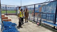 Kementerian Pekerjaan Umum & Penataan Ruang (PUPR) bergerak cepat untuk melakukan evaluasi seluruh stadion di Indonesia. Satu di antaranya Stadion Surajaya, Lamongan. (Bola.com/Wahyu Pratama)