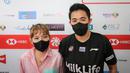 Keterangaan resmi mundurnya Praveen/Melati di babak 16 besar Indonesia Open 2022 tersebut disampaikan oleh sang pelatih, Vita Marissa didampingi dr. Oktaviani. (Bola.com/Bagaskara Lazuardi)