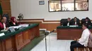 Suasana sidang vonis Komisaris First Travel Kiki Hasibuan di Pengadilan Negeri Depok, Jawa Barat, Rabu (30/5). Kiki divonis 15 tahun penjara dan denda 5 miliar rupiah subsider 8 bulan penjara. (Liputan6.com/Herman Zakharia)