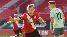 Pemain Southampton, James Ward-Prowse melakukan selebrasi usai mencetak gol ke gawang Everton pada laga Liga Inggris di Stadion St. Mary's Minggu (25/10/2020). Southampton menang dengan skor 2-0. (Andy Rain/Pool via AP)