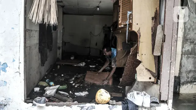 FOTO: Tanah Longsor Timpa Permukiman di Kemang