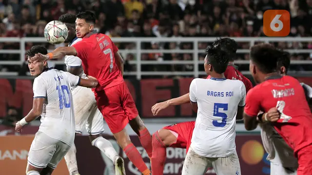 Foto: Laga Keras dan Momen Perselisihan antar Pemain saat Borneo FC Melawan Arema FC di Leg Kedua Final Piala Presiden 2022