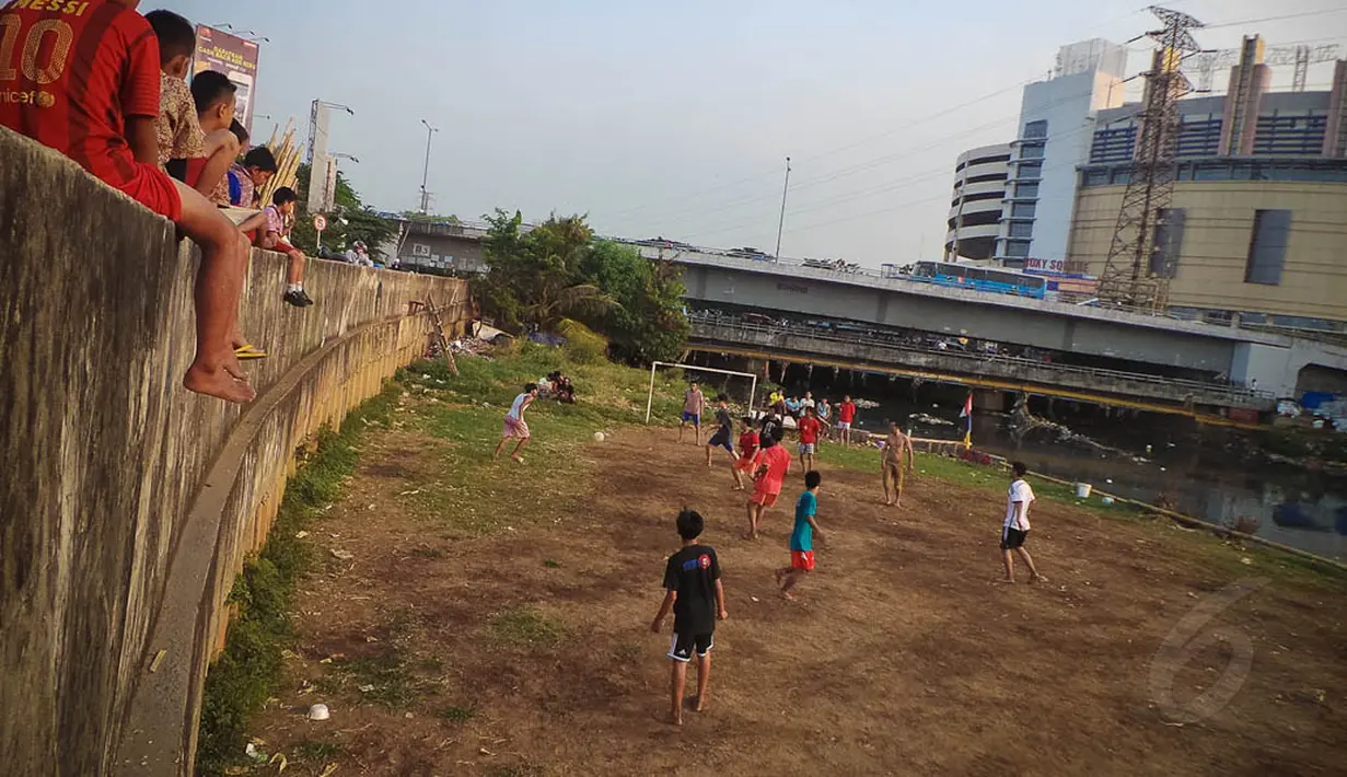 Anak-anak mulai ramai bermain bola saat cuaca sudah tidak panas, Jakarta, Kamis (11/9/14). (Liputan6.com/Faizal Fanani) 