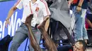 Pelari Jamaika, Usain Bolt jatuh usai tertabrak kameramen yang mengendarai skuter saat dirinya melakukan selebrasi kemenangan meraih medali emas di nomor 200 meter pada Kejuaran Dunia Atletik di Beijing, Kamis (27/8). (REUTERS/Stringer CHINA OUT)