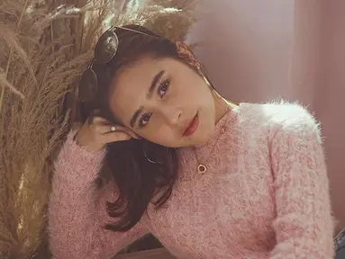 Aktris cantik Prilly Latuconsina menjadi aktris yang begitu populer dan jadi idola masyarakat Tanah Air. Gadis remaja kelahiran 1996 tersebut memiliki paras yang cantik dan manis. Tak heran jika ia selalu cocok dengan outfit apapun. (Liputan6.com/IG/@prillylatuconsina96)