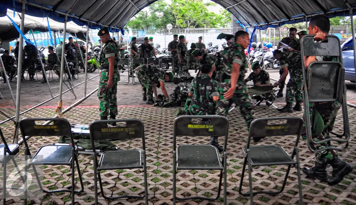 Petugas gabungan TNI-Polri membangun posko di Pelabuhan Tanjung Emas Semarang, Minggu (24/1/2016). Persiapan dilakukan untuk mengamankan kedatangan Anggota Gafatar. (Foto:Gholib)