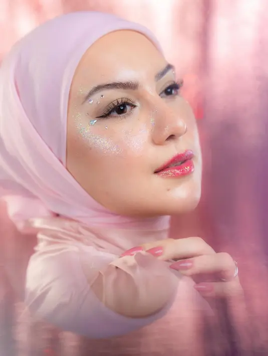 Dengan complexion yang glowing, wajah Irish Bella dipulas dengan blush dan lipstik pink glossy [@_irishbella_]