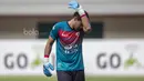 Kiper Persija, Andritany Ardhiyaksa, tampak kecewa usai ditahan imbang Mitra Kukar pada laga Liga 1 di Stadion Patriot, Bekasi, Minggu (14/5/2017). Kedua tim bermain imbang 1-1. (Bola.com/Vitalis Yogi Trisna)