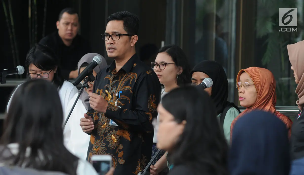 Kepala Biro Humas KPK Febri Diansyah bersama Kolisi Masyarakat Sipil untuk Capim KPK memberi keterangan usai menggelar pertemuan dengan pimpinan KPK di Gedung KPK, Jakarta, Kamis (29/8/2019). Mereka mendesak Pansel Capim KPK memilih yang bersih dan berintegritas. (Merdeka.com/Dwi Narwoko)