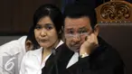 Terdakwa kasus pembunuhan Wayan Mirna, Jessica Kumala Wongso dan penasehat hukumnya menyimak keterangan saksi Ahli Patologi Forensik dari Australia, Profesor Beng Ong di PN Jakpus, Senin (5/9). (Liputan6.com/Helmi Afandi)