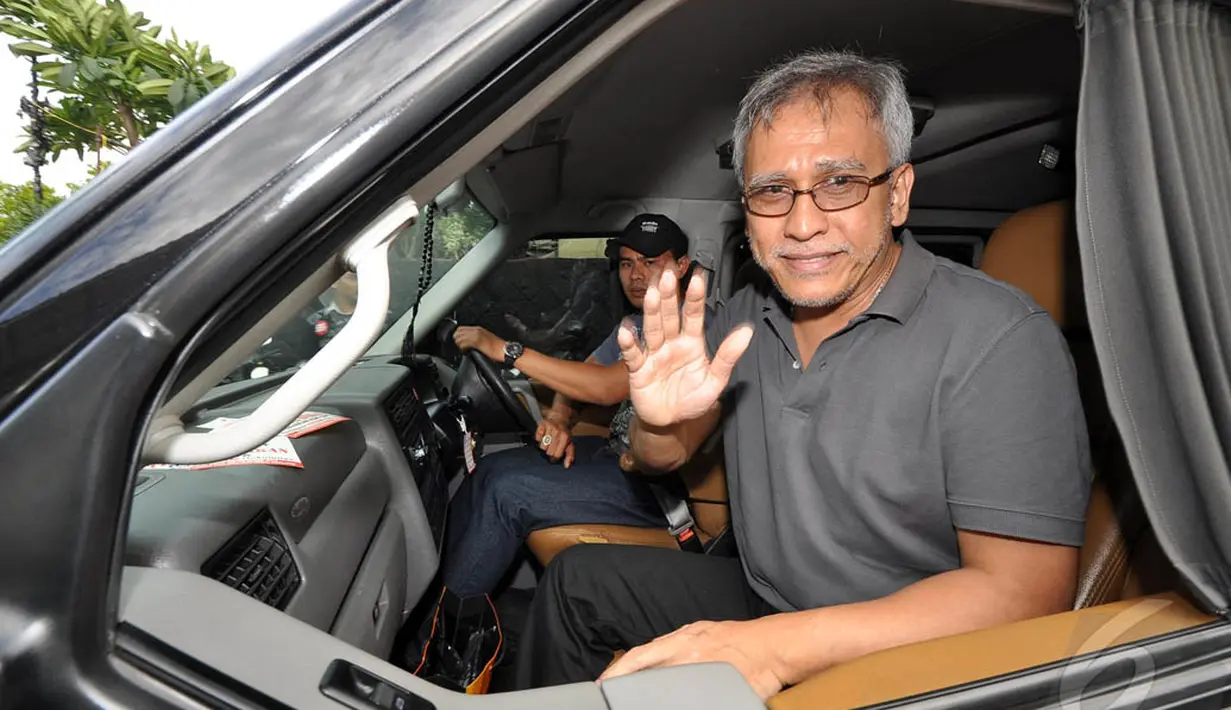 Penyanyi Iwan Fals melambaikan tangan saat meninggalkan gedung KPK, Jakarta, Senin (29/12/2014). (Liputan6.com/Miftahul Hayat)