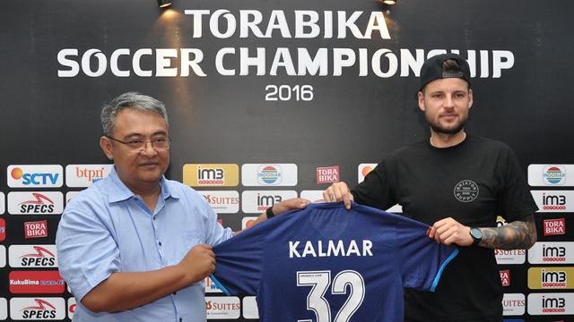 Nicholas Kalmar, menggunakan nomor punggung 32 di Arema Cronus. (Bola.com/Iwan Setiawan)