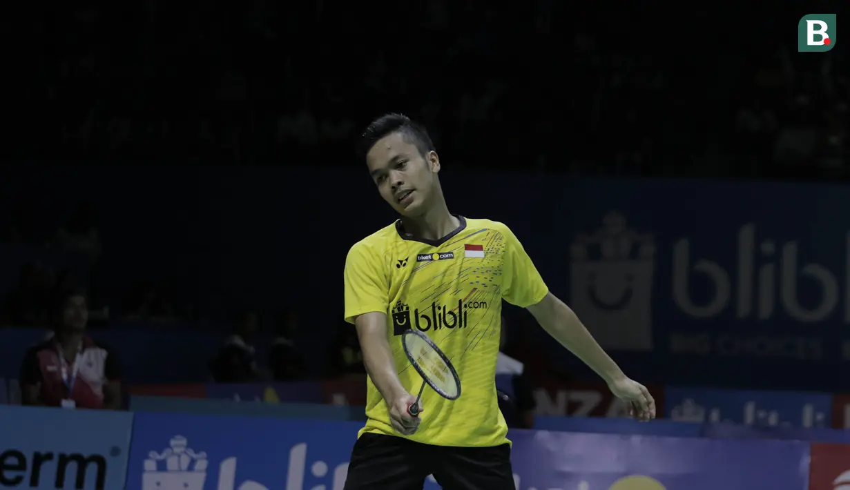 Tunggal putra Indonesia, Anthony Sinisuka Ginting, saat melawan wakil Jepang, Kento Momota, pada Indonesia Open di Istora Senayan, Kamis, (5/7/2018). Anthony Ginting takluk 14-21, 15-21. (Bola.com/M Iqbal Ichsan)