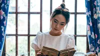 ilustrasi perempuan membaca buku/Photo by Kha Ruxury/Pexels