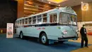 Salah satu bus yang dipamerkan pada acara Busworld Southeast Asia 2022 di JiExpo Kemayoran Jakarta, Jumat (7/10/2022). Jenis yang ditampilkan pun beragam, dari model high decker, sleeper bus, hingga double decker. (Liputan6.com/Magang/Aida Nuralifa)