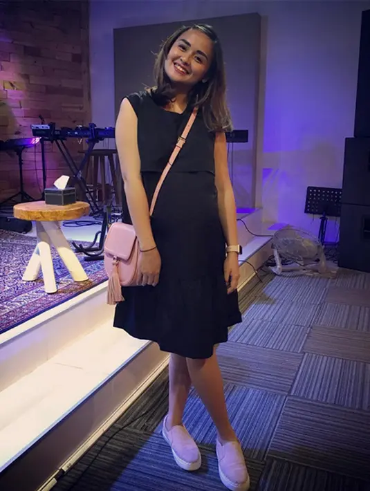 Anak keempat pasangan Joanna Alexandra dan  Raditya Oloan Panggabean lahir pada Rabu 24 Mei. Bayi perempuan dengan berat 2.7 kg dan panjang badan 45 cm itu diberi nama Ziona Eiden Alexandra Pangabean. (Instagram/joannaalexandra)