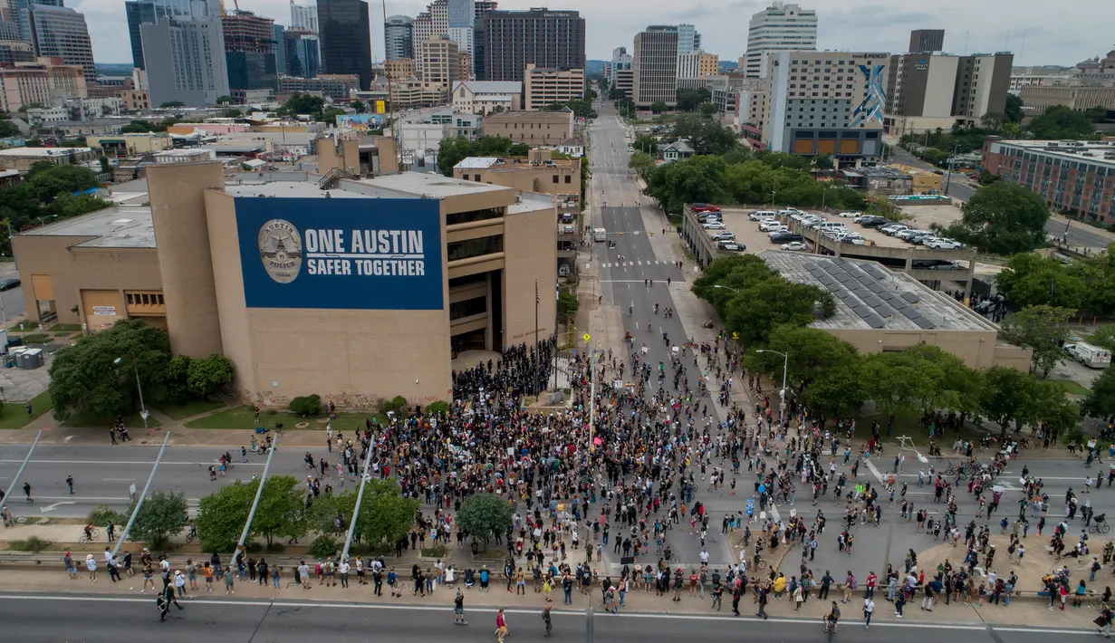 Para pengunjuk rasa berkumpul di depan markas besar Departemen Kepolisian Austin di Austin, Texas (31/5/2020). unjuk rasa tersebut memprotes kematian George Floyd setelah dijepit di leher oleh seorang petugas kepolisian Minneapolis. (Jay Janner/Austin American-Statesman via AP)