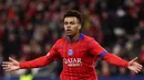 Jelang babak pertama berakhir, Desire Doue kembali menunjukkan ketajamannya dengan gol keduanya pada menit ke-45+3 sekaligus menutup paruh pertama pertandingan dengan skor 4-1 untuk PSG. (FRANCK FIFE/AFP)