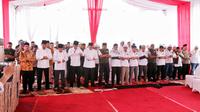 Presiden Joko Widodo (Jokowi) ikut salat Jumat berjamaan dengan peserta aksi super damai 212 di Monumen Nasional (Monas), 2 Desember 2016. (via: Adrian Putra/Bintang.com)
