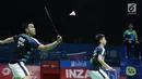 Ganda putra Indonesia, Marcus F Gideon/Kevin Sanjaya Sukomuljo mengembalikan kok ke Ong Yew Sin/Teo Ee Yi (Malaysia) di 16 besar Indonesia Open 2018, Istora GBK, Jakarta, Kamis (5/7). Kevin/Marcus unggul 21-18, 21-12. (Liputan6.com/Helmi Fithriansyah)