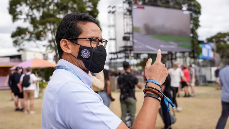 Menparekraf Sandiaga Salahuddin Uno menonton langsung ajang balap F1 di Albert Park Grand Prix Circuit, Melbourne, Australia pada Jumat (8/4/2022).